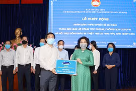 Đại diện Vinamilk trao tặng sản phẩm dinh dưỡng trị giá 1 tỷ đồng để hỗ trợ đội ngũ cán bộ y tế tuyến đầu chống dịch của TP.HCM. (Nguồn: Vinamilk)
