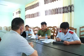 Lực lượng chức năng làm việc với một đối tượng tung tin sai sự thật liên quan đến COVID-19. (Ảnh minh họa. Nguồn: TTXVN)