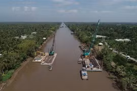 Thi công đập ngăn mặn, trữ ngọt ở Tiền Giang. (Nguồn: TTXVN)
