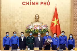 Thủ tướng Nguyễn Xuân Phúc với các thành viên Ban Bí thư Trung ương Đoàn TNCS Hồ Chí Minh. (Ảnh: Thống Nhất/TTXVN)