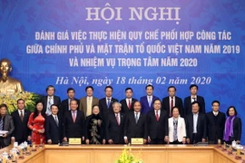 Thủ tướng Nguyễn Xuân Phúc và Chủ tịch Ủy ban Trung ương Mặt trận Tổ quốc Việt Nam Trần Thanh Mẫn cùng các đại biểu tại hội nghị. (Ảnh: Thống Nhất/TTXVN)