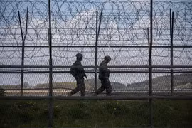 Binh sỹ Hàn Quốc tuần tra tại khu phi quân sự chia cắt hai miền Triều Tiên trên đảo Ganghwa. (Ảnh: AFP/TTXVN)