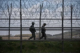 Binh sỹ Hàn Quốc tuần tra tại khu phi quân sự chia cắt hai miền Triều Tiên trên đảo Ganghwa. (Ảnh: AFP/TTXVN)