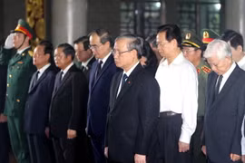 Đoàn Ban Chấp hành Trung ương Đảng do Ủy viên Bộ Chính trị, Thường trực Ban Bí thư Trần Quốc Vượng làm trưởng đoàn đến viếng đồng chí Trần Quốc Hương. (Ảnh: Thanh Vũ/TTXVN)