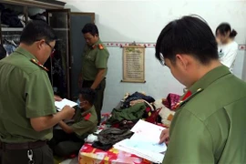 Cơ quan chức năng khám xét khẩn cấp nơi ở của Phượng, thu giữ nhiều tài liệu, vật chứng liên quan. (Ảnh: Công Mạo/TTXVN)