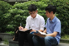 Đỗ Đức Mạnh được thày Phạm Đình Hiệp (phải) đồng hành trong hoạt động học tập. (Ảnh: Thanh Thương/TTXVN)
