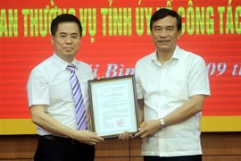 Ông Đặng Trọng Thăng, Chủ tịch UBND tỉnh Thái Bình (bên phải) trao quyết định của Thủ tướng Chính phủ cho ông Nguyễn Hoàng Giang. (Ảnh: Thế Duyệt/TTXVN)