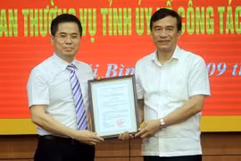 Ông Đặng Trọng Thăng, Chủ tịch UBND tỉnh Thái Bình (bên phải) trao quyết định của Thủ tướng Chính phủ cho ông Nguyễn Hoàng Giang. (Ảnh: Thế Duyệt/TTXVN)