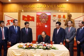 Thủ tướng Nguyễn Xuân Phúc thăm và ghi lưu bút tại Nhà truyền thống của ngành Ngoại giao. (Ảnh: Thống Nhất/TTXVN)