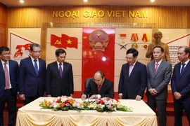 Thủ tướng Nguyễn Xuân Phúc thăm và ghi lưu bút tại Nhà truyền thống của ngành Ngoại giao. (Ảnh: Thống Nhất/TTXVN)