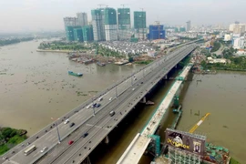 Cầu vượt đường sắt đô thị tuyến metro số 1 sông Sài Gòn. (Ảnh: An Hiếu/TTXVN)