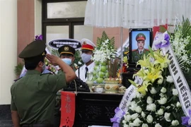 Lãnh đạo Công an thành phố Đà Nẵng viếng đồng chí cảnh sát hy sinh trong lúc làm nhiệm vụ. (Ảnh: Văn Dũng/TTXVN)