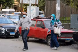Người dân đeo khẩu trang phòng lây nhiễm COVID-19 tại Cairo, Ai Cập, ngày 12/4/2020. (Ảnh: THX/TTXVN)