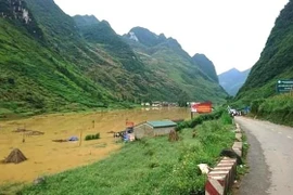 Các tuyến đường từ huyện Mèo Vạc (Hà Giang) đi các xã biên giới Thượng Phùng, Xín Cái, Sơn Vĩ có nhiều đoạn vẫn ngập sâu trong nước. (Ảnh: TTXVN phát)