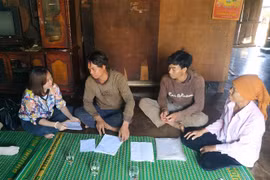Người dân xã Ea Tul, huyện Cư M’gar, tỉnh Đắk Lắk phản ánh vụ việc với phóng viên. (Ảnh: Tuấn Anh/TTXVN)