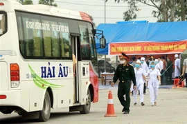 Lực lượng cán bộ và nhân viên y tế tại chốt huyện Vĩnh Bảo. (Ảnh: An Đăng/TTXVN)