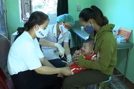 Tiêm chủng cho trẻ trong độ tuổi để phòng bệnh bạch hầu. (Ảnh: Hồ Cầu/TTXVN)