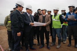 Chủ tịch UBND thành phố Hà Nội Nguyễn Đức Chung (thứ 2, từ trái sang) kiểm tra thi công Nhà máy xử lý nước thải Yên Xá. (Ảnh: Mạnh Khánh/TTXVN)