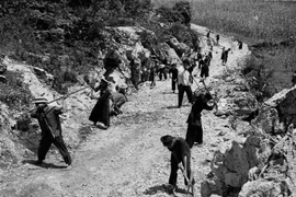 Thanh niên xung phong xã Ngọc Động, huyện Quảng Hòa, tỉnh Cao Bằng phá đá, mở rộng đường qua núi, đảm bảo tiêu chuẩn cho xe vận tải qua lại an toàn. (Ảnh: Bùi Tấn/TTXVN)