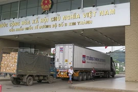 Một xe chở thanh long thông quan qua cửa khẩu đường bộ Kim Thành (Lào Cai). (Ảnh Hồng Ninh/TTXVN)