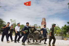 Chiến sỹ đảo Nam Yết, huyện đảo Trường Sa (Khánh Hòa) vui mừng với những món quà và hàng Tết từ đất liền tới. (Ảnh: Phương Hoa/TTXVN)