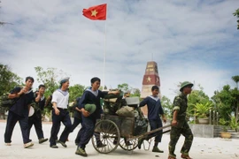 Chiến sỹ đảo Nam Yết, huyện đảo Trường Sa (Khánh Hòa) vui mừng với những món quà và hàng Tết từ đất liền tới. (Ảnh: Phương Hoa/TTXVN)