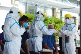 Việc lấy mẫu xét nghiệm cho người nước ngoài được thực hiện bằng hai phương pháp là huyết thanh học (ELISA) và RT-PCR. (Ảnh: Văn Dũng/TTXVN)