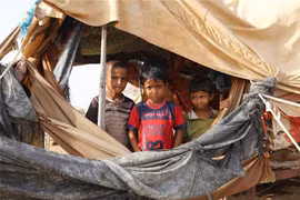 Trẻ em ở trong những túp lều tạm tại tỉnh Hajjah, Yemen, ngày 7/4/2020. (Ảnh: THX/TTXVN)