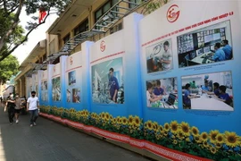 Triển lãm ảnh 'Thành phố Hồ Chí Minh 45 năm xây dựng và phát triển vì cả nước, cùng cả nước' trên tuyến đường Đồng Khởi. (Ảnh: Thanh Vũ/TTXVN)