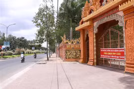 Chùa Chrôi Tưm Chăs (phường 10, thành phố Sóc Trăng) thông báo tạm đóng cửa theo tinh thần Chỉ thị số 16 của Thủ tướng Chính phủ, Chỉ thị số 03 của Chủ tịch UBND tỉnh và Công văn số 27 của Hội Đoàn kết sư sãi yêu nước tỉnh. (Ảnh: Chanh Đa/TTXVN)
