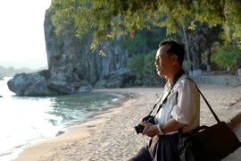 Nhà báo Trương Thanh Nhã (nguyên phóng viên Thông tấn xã Giải phóng), nguyên Tổng Biên tập, nguyên Chủ tịch Hội Nhà báo tỉnh Kiên Giang trong một chuyến sáng tác ảnh. (Ảnh: TTXVN)