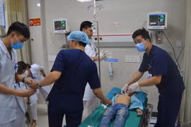 Các bác sỹ dốc toàn lực cấp cứu bệnh nhi. (Nguồn: Bệnh viện đa khoa Hùng Vương)
