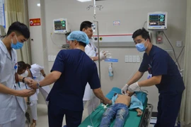 Các bác sỹ dốc toàn lực cấp cứu bệnh nhi. (Nguồn: Bệnh viện đa khoa Hùng Vương)