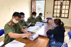 Cơ quan Công an làm việc với đối tượng thông tin sai sự thật về dịch COVID-19 ở huyện Bắc Mê, tỉnh Hà Giang. (Ảnh: Nguyễn Lân/TTXVN)