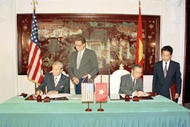 Ngày 5/8/1995, tại Hà Nội, Bộ trưởng Ngoại giao Hoa Kỳ Warren Christopher và Bộ trưởng Ngoại giao Nguyễn Mạnh Cầm ký Nghị định thư, chính thức thiết lập quan hệ ngoại giao Việt Nam-Hoa Kỳ. (Ảnh: Xuân Tuân/TTXVN)