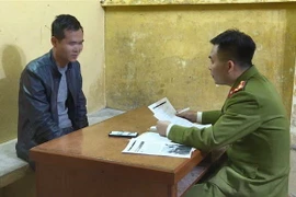 Các đối tượng tại cơ quan điều tra. (Ảnh: Đinh Văn Nhiều/TTXVN)