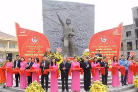 Các đại biểu cắt băng khánh thành Công trình thanh niên Tượng đài Anh hùng liệt sỹ Nguyễn Viết Xuân. (Ảnh: Nguyễn Thảo/TTXVN)