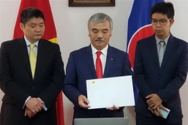 Đại sứ Nguyễn Hoài Dương trình trực tuyến bản sao Thư ủy nhiệm lên Thứ trưởng Bộ Ngoại giao Panama. (Ảnh: TTXVN phát)