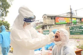 Lấy mẫu xét nghiệm COVID-19 tại Bệnh viện Bạch Mai. (Ảnh: TTXVN)