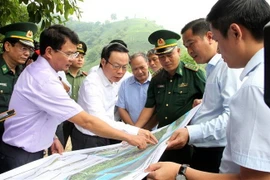 Phó Chủ tịch Quốc hội Phùng Quốc Hiển cùng đoàn công tác khảo sát nguồn nước tại xã A Mú Sung, huyện Bát Xát. (Ảnh: Quốc Khánh/TTXVN)