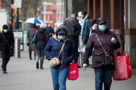 Người dân ở New York, Mỹ đeo khẩu trang phòng ngừa dịch COVID-19 ngày 3/4/2020. (Ảnh: THX/TTXVN)