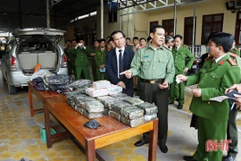 Hà Tĩnh: Bắt quả tang 2 đối tượng vận chuyển 45kg ma túy tổng hợp