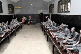 Mô hình tái hiện hình ảnh các chiến sỹ cách mạng trong lao tù tại di tích lịch sử Nhà tù Hỏa Lò. (Ảnh: Thanh Tùng/TTXVN)