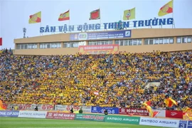 Sân Thiên Trường đón 10.000 khán giả đến sân cổ vũ sau nhiều tháng bị hoãn do đại dịch COVID-19. (Ảnh: Công Luật/TTXVN)