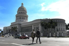Người dân đeo khẩu trang phòng dịch COVID-19 tại La Habana, Cuba. (Ảnh: THX/TTXVN)