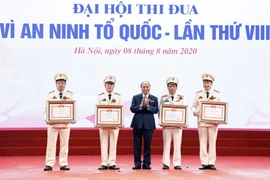 Thủ tướng Nguyễn Xuân Phúc, Chủ tịch Hội đồng Thi đua-Khen thưởng Trung ương trao tặng Danh hiệu Chiến sỹ thi đua toàn quốc cho các cá nhân. (Ảnh: Thống Nhất/TTXVN)
