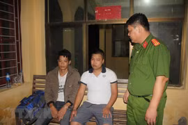 Hai đối tượng Nguyễn Chương Đại và Hoàng Văn Thám tại cơ quan điều tra. (Ảnh: Vũ Hà/TTXVN)