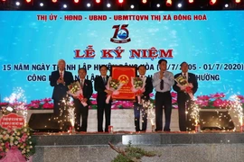 Lãnh đạo Tỉnh ủy Phú Yên trao Nghị quyết của Ủy ban Thường vụ Quốc hội về việc thành lập thị xã Đông Hòa. (Ảnh: Phạm Cường/TTXVN)