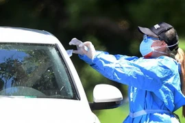 Nhân viên y tế lấy mẫu xét nghiệm COVID-19 cho người dân tại Los Angeles, California, Mỹ ngày 6/5/2020. (Ảnh: AFP/TTXVN)