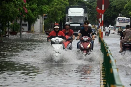 Mưa lớn gây ngập tại một tuyến đường ở thành phố Thái Bình. (Ảnh: Thế Duyệt/TTXVN)
